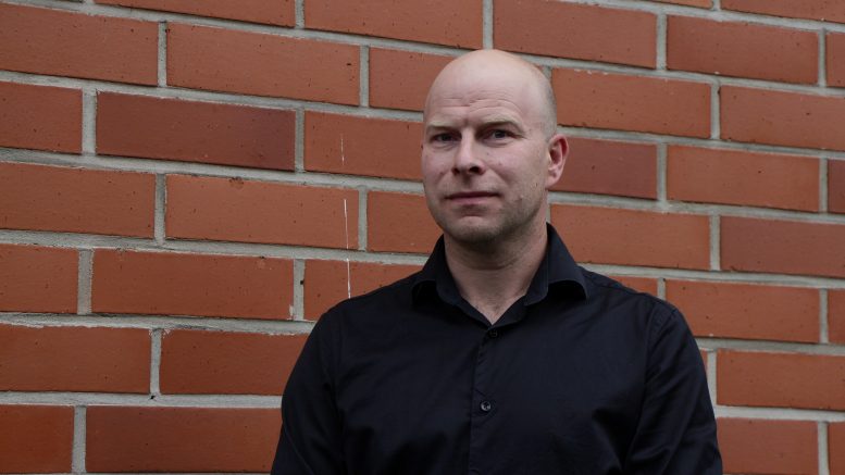 Matti Moilanen aloitti talon sähköisen huoltokirjan suunnittelun jo vuonna 2023 ja toteutti sovelluksen PehuTecin kanssa tänä vuonna. Kuva: Maaria Tuisku