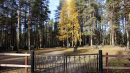 Iissä hautojen hallinta-aikojen päättymisestä kuulutetaan hautausmaa kerrallaan. Nyt on vuorossa Olhavan hautausmaa, jonne on jätetty tieto myös haudoille, joiden hallinta-aika on päättynyt tai päättymässä. Arkistokuva: Tuija Järvelä-Uusitalo