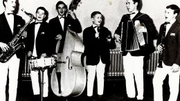 Pertti Haipolan nuoriso-orkesteri vuonna 1961, vasemmalta: Pentti Hiltula, Risto Vesamäki, Simo Talus, Jarmo Tuominen, Pertti Haipola ja Paavo Heikura.