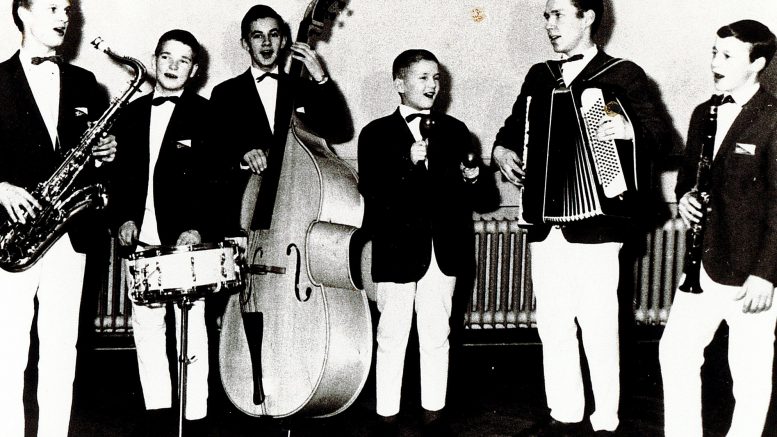 Pertti Haipolan nuoriso-orkesteri vuonna 1961, vasemmalta: Pentti Hiltula, Risto Vesamäki, Simo Talus, Jarmo Tuominen, Pertti Haipola ja Paavo Heikura.