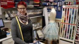 Petra Raappana on kangaskauppa ja ompelimo Paulikin uusi yrittäjä. Kuva: Tuija Järvelä-Uusitalo