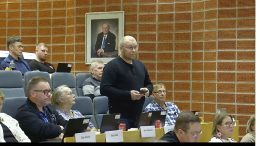 Raino Ojala oli huolissaan osavuosikatsauksen alijäämästä. Kuva nettilähetyksestä