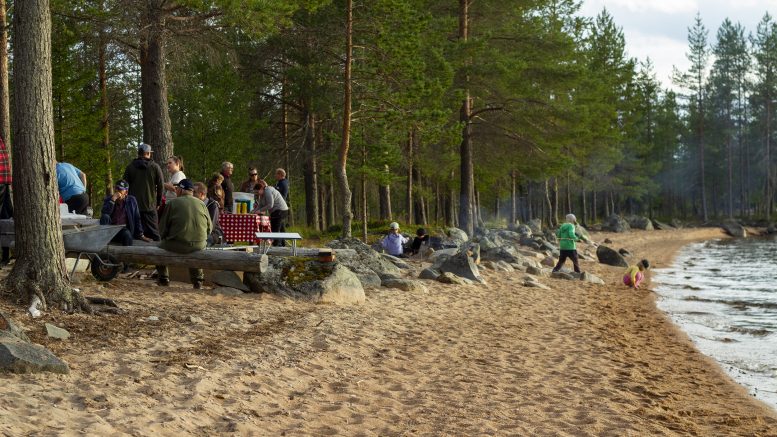 Simojoen ja Kuivaniemen kalatalousalue järjesti elokuun puolivälissä kaiken kansan kalaillan Simojärven rannalla. Kuva: Auni Vääräniemi