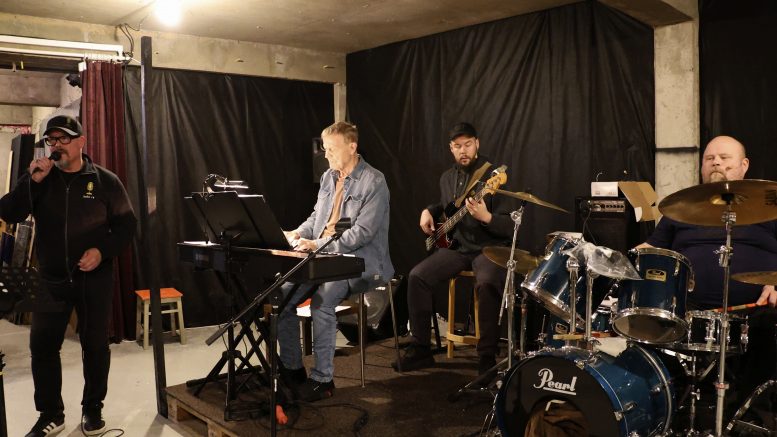 Musiikkiteatteri Musterian orkesteri Basebeat – Juha Pörhölä, Jussi Puuperä ja Janne Kiuttu – harjoittelemassa Musterian kotiluolassa. Konsertin juontaa Pauli Haapalainen (vas.), joka on myös yksi solisteista. Orkesteria vahvistaa lisäksi kitaristi Pertti Utriainen. Kuvat: Auli Haapala
