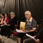 Kaija Isojämsä,Paula Havana, Riina Ojala, Maarit Rantakokko, Tiina Lund, Pirkko Torvinen, Pirjo Kaisamatti, Hannu Hämälä, Karri Halkola ja Jukka Kiuttu Musiikkiteatteri Musteriasta harjoittelemassa konsertissa nähtävän kabareen lauluja. Ryhmä osallistuu myös konsertin päätteeksi kuultavaan esitykseen.