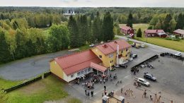 Tirinkylän koulu on nykyisellä oppilasmäärällään täynnä. Kyläläisten mukaan se on mitoitettu 40 oppilaalle, vaikka nyt oppilaita on 86. Koulutilat ovat siis todella tehokkaassa käytössä, vaikka oppilasmäärä laskisikin. Kuva: Erkki Harjula