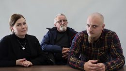 Vilma Sanaksenaho, Niilo Sipola ja Henri Siurua Oijärven paliskunnasta kertovat, että paliskunta on jo menettänyt rannikkoalueen tuulivoimalle, ja nyt pelkona on, että rakentaminen etenee sisämaahan asti. Kuva: Teea Tunturi