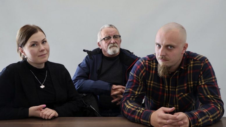 Vilma Sanaksenaho, Niilo Sipola ja Henri Siurua Oijärven paliskunnasta kertovat, että paliskunta on jo menettänyt rannikkoalueen tuulivoimalle, ja nyt pelkona on, että rakentaminen etenee sisämaahan asti. Kuva: Teea Tunturi
