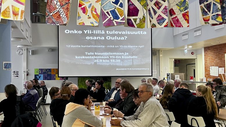 Yli-iiläiset pohtivat, onko alueella tulevaisuutta osana Oulua. Lähes satapäinen yleisö ei ollut suoraan lähdössä kohti Iitä, mutta toivoi, että Oulu ottaisi nyt heidät vakavasti. Kuvat: Teea Tunturi