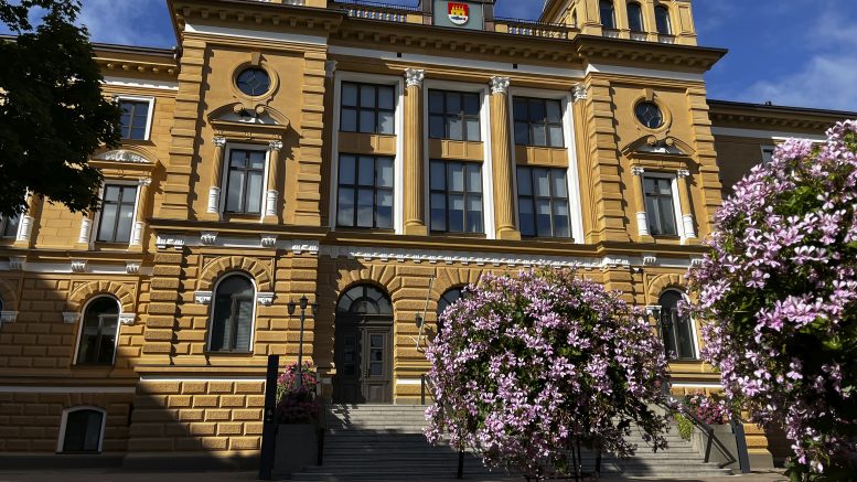 Ari Alatossava totesi talousarviota esitellessään, että vuosi 2026 on Oululle vuosi, jolloin se voi näyttää koko Suomelle ja Euroopalle osaamistaan. Tapahtumat, investoinnit ja rohkeat ratkaisut vievät Oulua eteenpäin, hän sanoi. Kuvat: Teea Tunturi