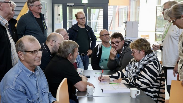 Kuusamontien kehittämisen yleissuunnitelmaa esiteltiin Jäälissä, ja vaikka tieratkaisua on odotettu jo vuosikymmeniä, eivät tunnelmat silti ole hyvät. Leventyvä tie lähestyy taloja ja yrityksiä, ja asukkaat kokevat tilanteen hyvin epävarmaksi. Kuvat: Teea Tunturi
