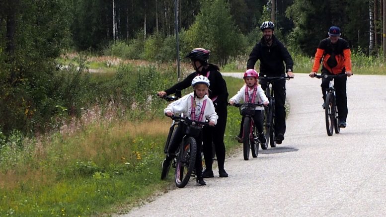 Noin kaksikymmentä kilometriä pitkän lenkin suorittivat monen ikäiset pyöräilijät. Reitti kulki Leuvantien ja Konttilantien kautta sorapintaiselle Rytiseläntielle sekä uudestaan Leuvantielle. Kuvassa ollaan jo matkan viimeisillä kilometreillä eli kohta jo takaisin kylätalolla. Kuvat: Ritva Piri