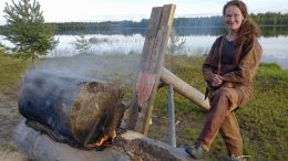 Yövyttäjäopas Anne Kallatsa paistoi loimulohta rakovalkealla Kierikin Muinaistulien yössä. Kuva: Sami Viljanmaa