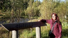 Jäälin asukasyhdistyksen puheenjohtaja Sirpa Tikkala on järkyttynyt kaupungin toiminnasta potentiaalisia tuulivoima-alueita nimetessä. Jäälin Järvenpäänkankaan potentiaalinen alue sijaitsee keskellä asukkaiden talkoilla rakentamaa Jäälin ja Koitelin välistä suosittua erämaareittiä. Kuvat: Teea Tunturi
