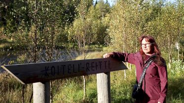 Jäälin asukasyhdistyksen puheenjohtaja Sirpa Tikkala on järkyttynyt kaupungin toiminnasta potentiaalisia tuulivoima-alueita nimetessä. Jäälin Järvenpäänkankaan potentiaalinen alue sijaitsee keskellä asukkaiden talkoilla rakentamaa Jäälin ja Koitelin välistä suosittua erämaareittiä. Kuvat: Teea Tunturi
