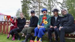Sirkus Lilliputin Justus-pelle kenkineen mahtui juuri ja juuri yhteiskuvaan Laura Murasen ja Jari Keräsen, heidän tyttäriensä Ilonan ja Hertan sekä isovanhempien Tapani ja Sirpa Murasen kanssa. Porukka nautti Jäälin venetsialaisten lämpimästä kylätunnelmasta. Kuvat: Teea Tunturi