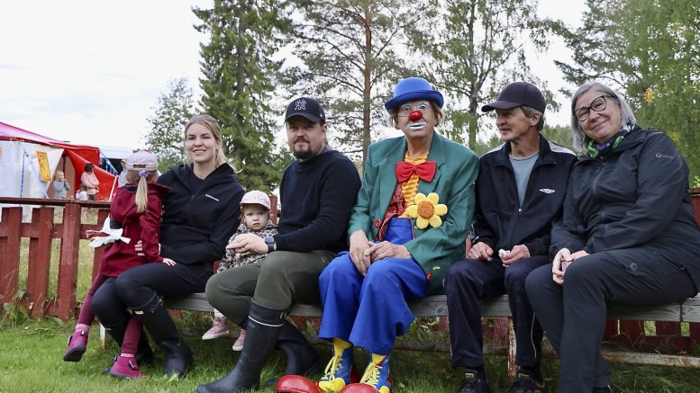 Sirkus Lilliputin Justus-pelle kenkineen mahtui juuri ja juuri yhteiskuvaan Laura Murasen ja Jari Keräsen, heidän tyttäriensä Ilonan ja Hertan sekä isovanhempien Tapani ja Sirpa Murasen kanssa. Porukka nautti Jäälin venetsialaisten lämpimästä kylätunnelmasta. Kuvat: Teea Tunturi