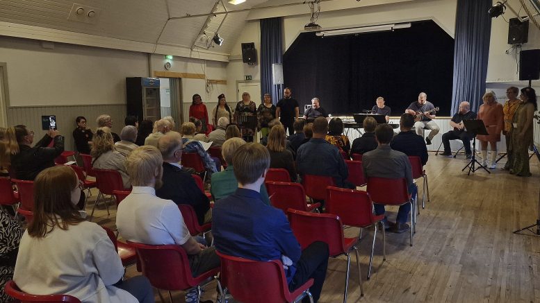 Musiikkiteatteri Musteria tulkitsi tilaisuudessa muun muassa Tove Janssonin sanoittaman Syyslaulun. Kuvat: Anu Kauppila