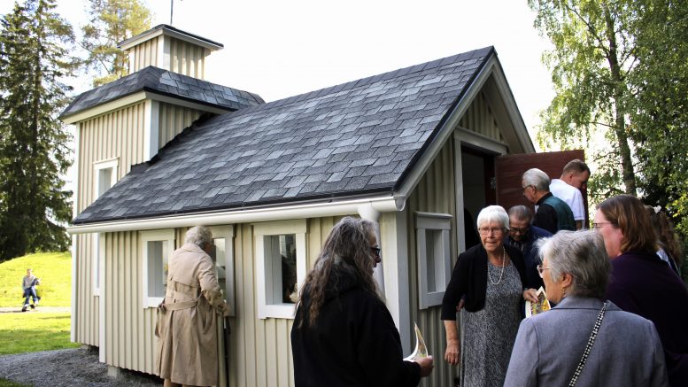 Pikkukirkko kiinnosti ja herätti yleisössä runsaasti ihastusta. Kuvat: Ritva Piri