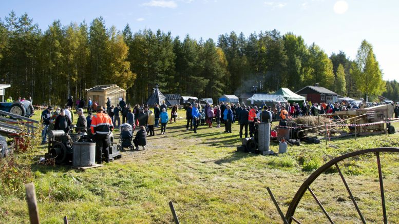 Alavuoton perinnepäivässä yleisö pääsee tulevana lauantaina tutustumaan muun muassa leimakirveisiin sekä savottaperinteeseen laajemminkin. Myynnissä on lähituotteita. Arkistokuva: Terhi Ojala