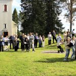 Seurakuntalaiset kerääntyivät perhemessun jälkeen kuulemaan pikkukirkon siunaustilaisuutta, joka saatiin suorittaa lämpimässä ja aurinkoisessa säässä. Etualalla lapsikuorolaisia.