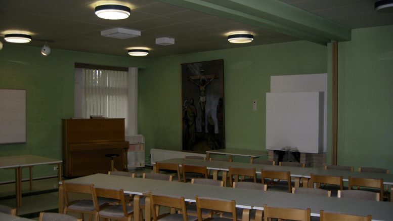 Alttaritaulu kokoushuoneessa seurakuntatalon uudelleen järjestelyn jälkeen. Kuva: Petteri Tuulos