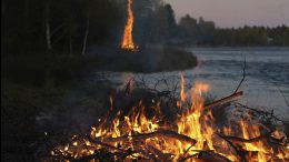 Kokot loistivat ja loivat tunnelmaa Asemakylän Tulijuhlassa Kiiminkijokivarressa. Kuva: Marja Haapakangas