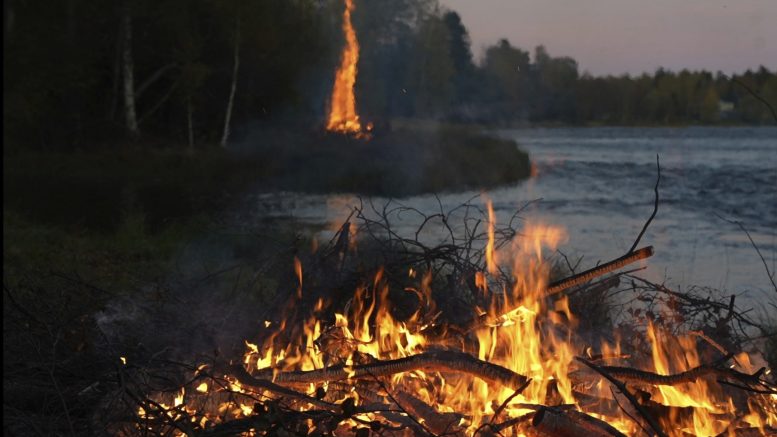 Kokot loistivat ja loivat tunnelmaa Asemakylän Tulijuhlassa Kiiminkijokivarressa. Kuva: Marja Haapakangas