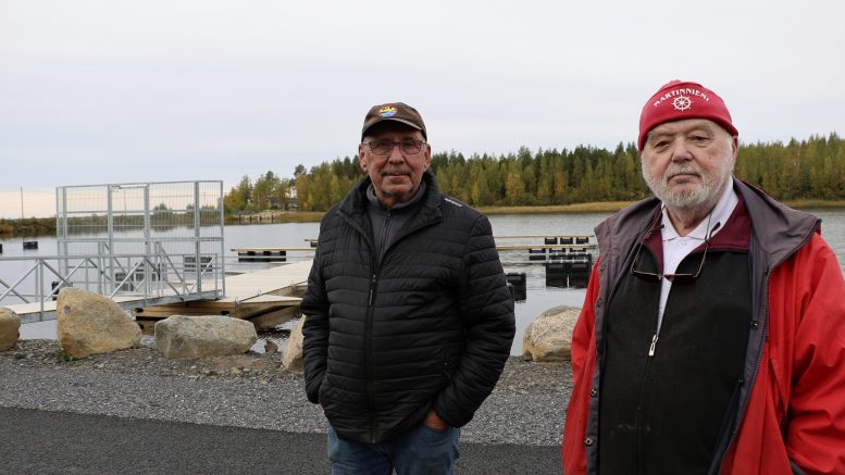 Ruoppaus, venepaikat, avara satama sekä kunnostettu Luotsiasemantie tekevät alueesta entistä monipuolisemman kaikille käyttäjille ja avaavat myös uusia mahdollisuuksia, uskovat kyläaktiivit Pauli Takalo ja Aarne Vuononvirta. Kuvat: Auli Haapala
