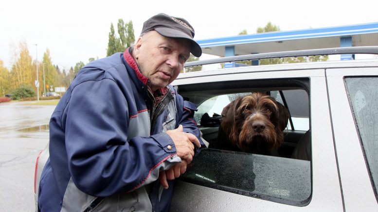 Matti Lehtosaari ei ole vielä vaihtanut autoonsa talvirenkaita. Hän kertoo vaihtavansa renkaansa itse silloin, kun lunta tulee maahan. Tällä hetkellä hänen autossaan on nastarenkaat. – Renkaat tulivat auton mukana, kun vaihdoin autoa, Lehtosaari sanoo.