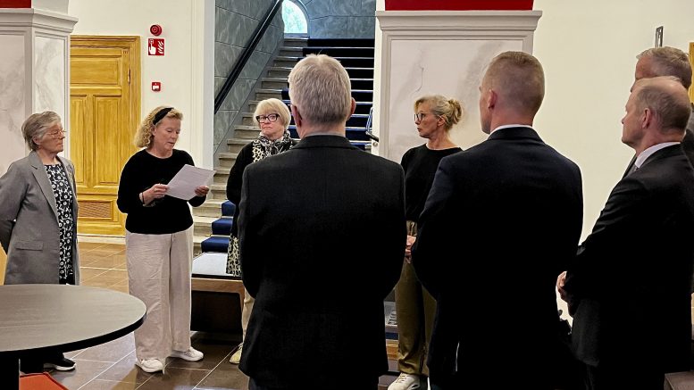 Näyttää siltä, että yli-iiläisten adressilla ja jätetyillä oikaisuvaatimuksilla ei ole mitään tehoa Onni-palveluliikenteen asiassa. Yhdyskuntalautakunta käsittelee linjan lopettamispäätöstä kokouksessaan 28.10. Kuvassa Yli-Iin edustajat ovat jättämässä adressia kaupungin edustajille. Arkistokuva: Teea Tunturi