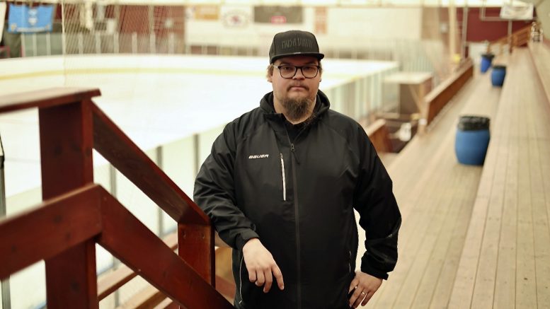 Haukiputaan Ahmojen toiminnanjohtaja Joni Karjalaisen mukaan hallin jää saatiin pelastettu Haukiputaan Sähköosuuskunnan ripeiden toimien vuoksi. Se, milloin jäälle päästään tulipalon jälkeen luistelemaan, on vielä avoinna. Kuva: Teea Tunturi