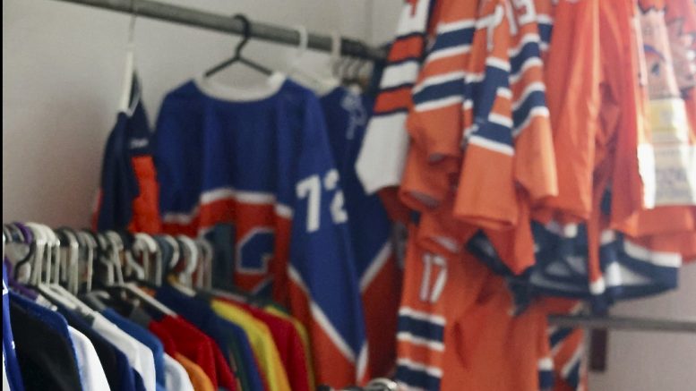 Otsonointi tai pesulapesukaan ei pelasta Ahmojen pelivarusteita tai seuravaatteita. Kaikki ovat kokeneet savuvahinkoja.