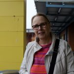 Arja Uusi-Illikainen on suunnitellut talvirenkaiden vaihtoa viikon sisällä, sillä hän on matkalla Koillismaalle ja arvelee sään olevan siellä kylmempi kuin Haukiputaalla. Hän ei vaihda renkaitaan itse, vaan vie autonsa huoltamolle. Hänen autossaan on nastarenkaat, mutta hänellä on kokemusta myös kitkarenkaista. – Olen ajanut yhden talven kitkarenkailla, ja ne olivat hyvät. Minun piti ehkä muuttaa vähän ajotapaa, Uusi-Illikainen muistelee.