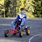 Toimittajarastilaiset pääsivät tutustumaan moniiin eri pajoihin. Viljami Savimäki testaa polkuautoa Vesalan koulun kentällä. Kuva: Pirjo Holappa