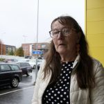 Anna-Maija Ojala sanoo vaihtavansa talvirenkaat, kun sää heikkenee. Asialla ei ole vielä kiire, sillä hänellä ei ole eläkeläisenä paljon pakollisia ajomatkoja. Renkaansa hän vaihtaa muualla kuin kotona. – En ole koskaan vaihtanut renkaitani itse. Tytär vaihtoi aikoinaan, kun asui vielä kotona, Ojala kertoo. Ojalalla on autossaan nastarenkaat, koska hän on kuunnellut muiden paikallisten mielipiteitä. Hänelle on usein kerrottu, ettei kitkoilla pärjää pohjoisen keleissä.