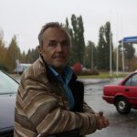Juha Ikonen kertoo vaihtavansa talvirenkaat, kun laki määrää niiden vaihdon olevan pakollista. Hän ei vaihda renkaita itse, vaan antaa kaverin vaihtaa ne. Hänellä on autossaan nastarenkaat. – Olen kymmeniä vuosia tottunut käyttämään nastarenkaita, niin sen takia en käytä kitkoja, Ikonen sanoo.