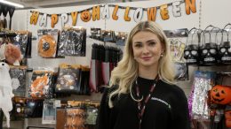 Emma Savilahti Haukiputaan Säästökuopasta on huomannut halloweenin nostattaneen ripeästi suosiotaan. Uusi sesonki vaikuttaa myös Säästökuopan kaupankäyntiin. Kuva: Maaria Tuisku