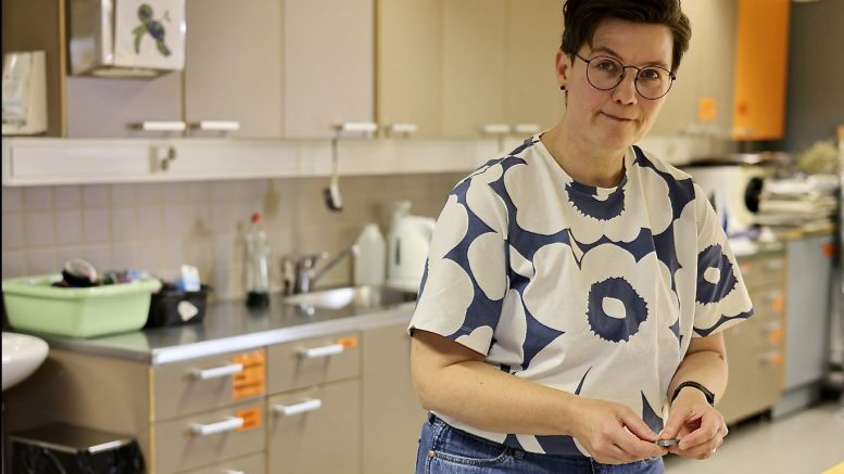Ylikiimingin koulun käsityönopettaja Sanna Goman toivoo, että kotona mahdollistettaisiin lapsille ja nuorille erilaisten materiaalien ja tekniikoiden kokeilu. Kun lapsi pääsee kokeilemaan ja touhuilemaan itsenäisesti, luovuus lisääntyy. Kuva: Teea Tunturi