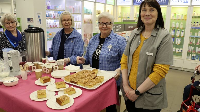 Apteekkari Sanna Hiltunen ilahtui tervetuliaispäivän runsaasta kävijämäärästä. Kahvitusta hoitamassa Haukiputaan apteekissa olivat Anne Leppilampi, Aino Ahvenlampi ja Eila Pietilä Kakaravaaran Martoista. Kuva: Auli Haapala