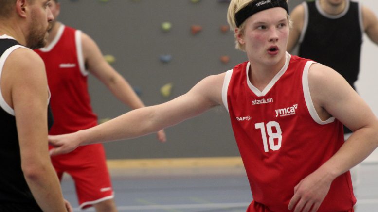 KiiRin paras pistenikkari Aarne Katajamäki pitää loitolla Oulun Vesa Ylipelkosta. Kuva: Matti Tieksola