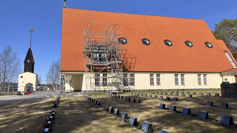 Iin kirkkoa remontoitiin viimeksi keväällä, kun lehterin ikkunan tiivistyksiä ja pellityksiä korjattiin. Katolta valuva vesi oli päässyt ikkunan pellityksien alle niin, että se oli valunut ulkoseinään ja rapauttanut seinän rikki. Nyt kirkon sisätiloissa aletaan tehdä asbestiremonttia. Kuvat: Tuija Järvelä-Uusitalo