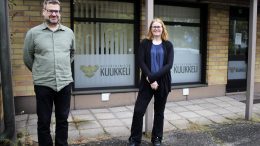 Metsätoimisto Kuukkelin toimistolla osoitteessa Kirkkotie 8 asiakkaita palvelevat yrittäjä Jani Maalismaa ja tieisännöinnin asiantuntija Heli Leskinen-Ojala. Toimisto on avoinna sopimuksen mukaan. Kuvat: Ritva Piri