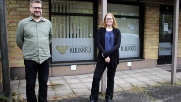 Metsätoimisto Kuukkelin toimistolla osoitteessa Kirkkotie 8 asiakkaita palvelevat yrittäjä Jani Maalismaa ja tieisännöinnin asiantuntija Heli Leskinen-Ojala. Toimisto on avoinna sopimuksen mukaan. Kuvat: Ritva Piri