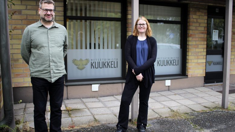 Metsätoimisto Kuukkelin toimistolla osoitteessa Kirkkotie 8 asiakkaita palvelevat yrittäjä Jani Maalismaa ja tieisännöinnin asiantuntija Heli Leskinen-Ojala. Toimisto on avoinna sopimuksen mukaan. Kuvat: Ritva Piri