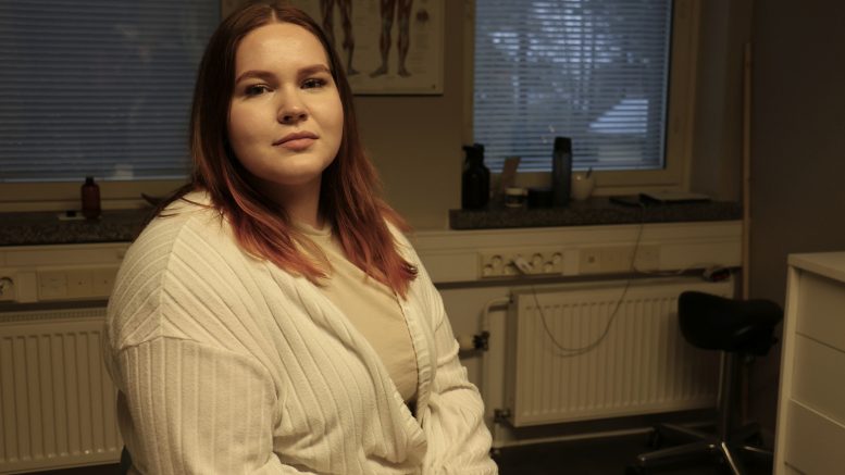 Jemina Juutinen on perustanut hierontayrityksen Iin Kauneus- ja hyvinvointikeskukseen. Kuva: Tuija Järvelä-Uusitalo