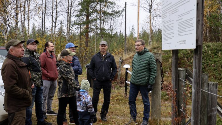 Seppo Paakkola (vas.) Pohjois-Iin Eränkävijöistä, Arto Rautio ja Tapani Pukinkorva Iin kunnasta, kansanedustaja Jenna Simula ja poikansa Turo sekä Matti Paakkola ja Sauli Hämälä ja Veikko Paakkola Eränkävijöistä keskustelivat maanantaina Kivimaan ampumaradan suunnitelmista. Kuvat: Tuija Järvelä-Uusitalo