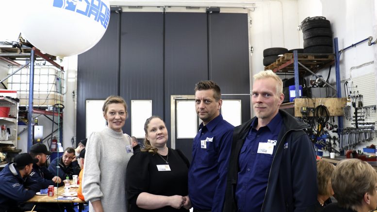 Kone Jare Oy:n 20-vuotissyntymäpäiviä vietettiin perjantaina yrityksen toimitiloissa Iin Säikäntiellä. Kuvassa sihteeri ja varastotyöntekijä Ninni Karppinen, yrittäjäpariskunta Annika ja Olli Jaara ja työnjohtaja Lauri Karvonen. Kuvat: Tuija Järvelä-Uusitalo