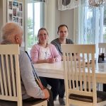 Yhteiset kahvi- ja rupatteluhetket ovat tärkeitä niin Katri ja Juho Kropsulle kuin myös heidän asiakkailleen. Kuvat: Anu Kauppila