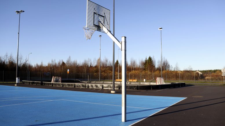 Länsituulen liikunta-alueen katukoripallokentän koriteline on sijoitettu virheellisesti. Telineen tolpan pitäisi olla siniseksi maalatun pelialueen ulkopuolella. Kuva: Maaria Tuisku